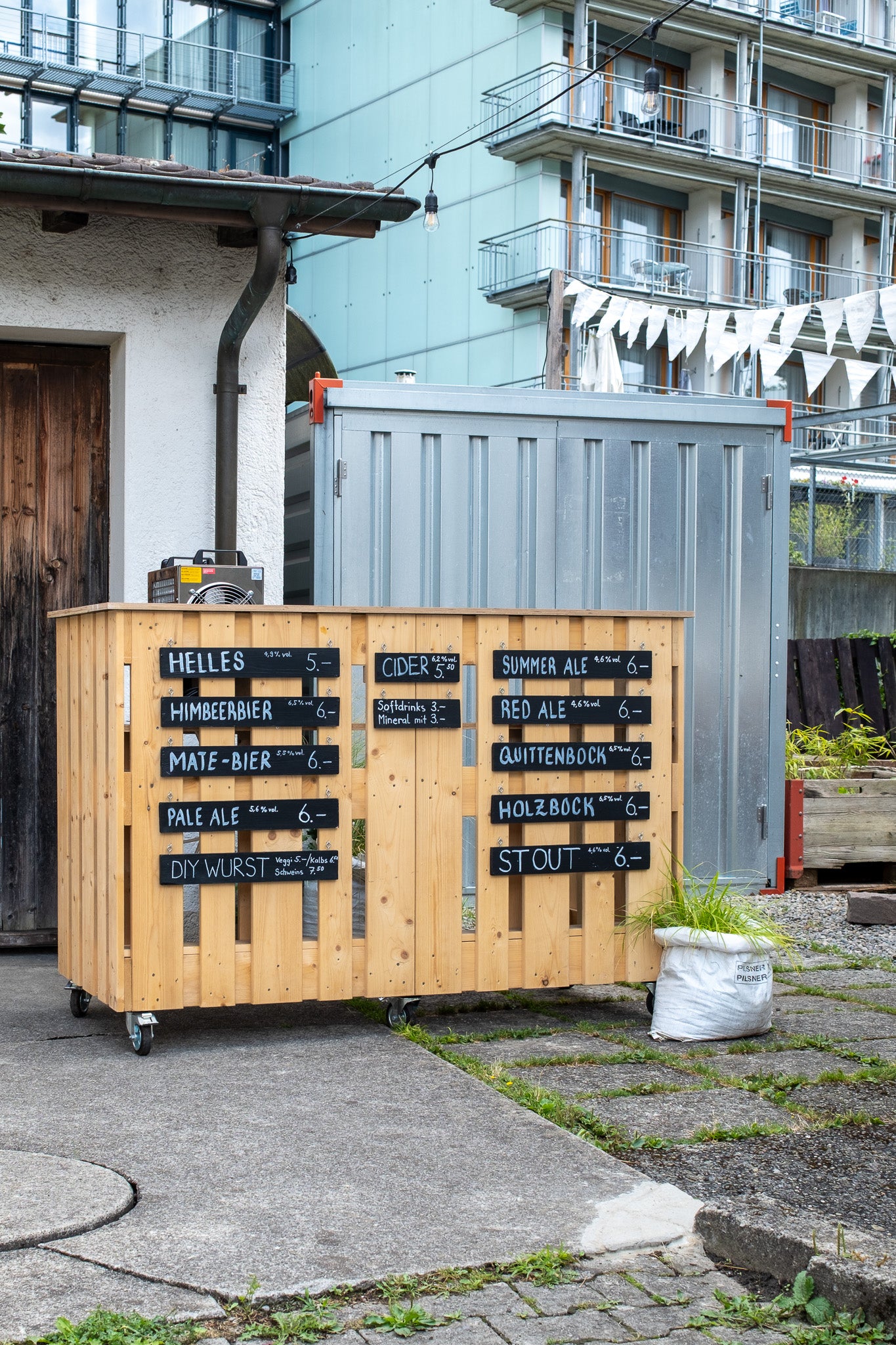 Bar mit Zapfanlage & Gläserdusche